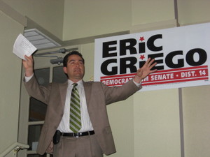 31308_yp_eg_fr_45eric_hands_out 31308_yp_eg_fr_45eric_hands_out